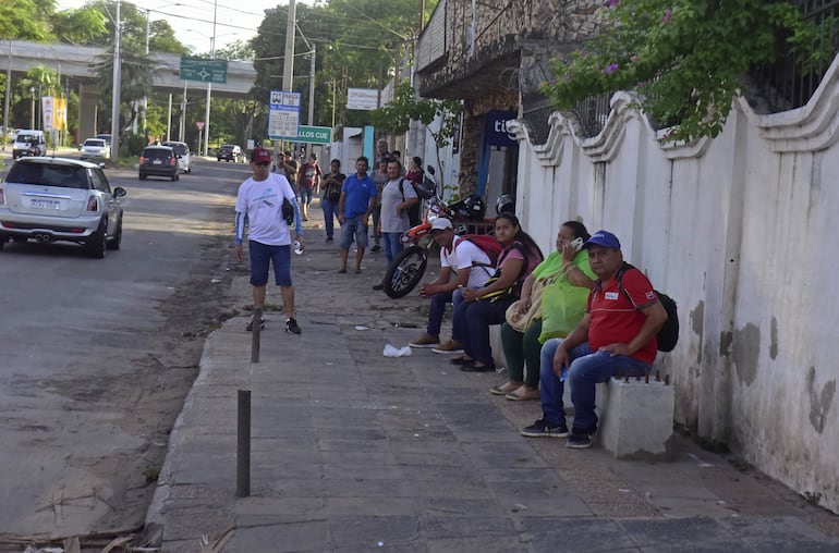 Las reguladas del transporte público persisten y los pasajeros se amontonan en las paradas todos los días.