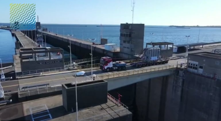 En marzo de este año, llegaron a la zona de obras de Aña Cuá los cuatro transformadores de potencia para la maquinización de la nueva central, que posibilitarán la conexión de la misma con la Central Hidroeléctrica Yacyretá (captura de video).