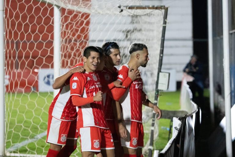 El festejo de los jugadores de General Caballero tras el gol de Jorge Sanguina