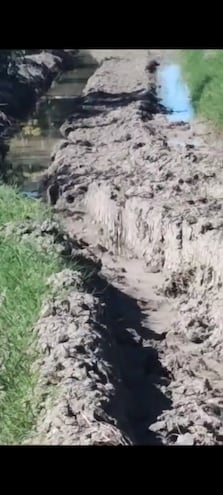 Camino de la Línea 1 para llegar a Bahía Negra. Son unos 50 kilómetros abandonados por las autoridades. La mayor parte del año se encuentra en estas condiciones.