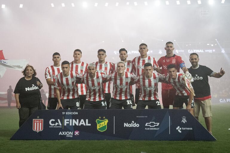 Los jugadores posan en la previa de la final de la Copa Argentina 2023 en el estadio Ciudad de Lanús, Lanús, Argentina.