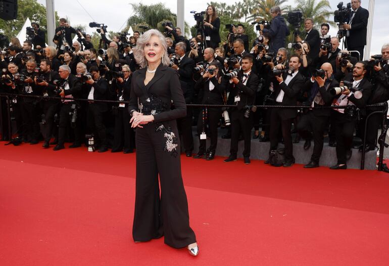 Una elegante Jane Fonda se robó todos los flashes de los medios presentes en la alfombra roja del Festival de Cannes, en Francia. (EFE/EPA/GUILLAUME HORCAJUELO)
