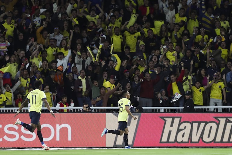 Ángel Mena (d) de Ecuador celebra su gol hoy, en un partido de las Eliminatorias Sudamericanas para la Copa Mundo de Fútbol de 2026 en el estadio Rodrigo Paz Delgado en Quito (Ecuador). 