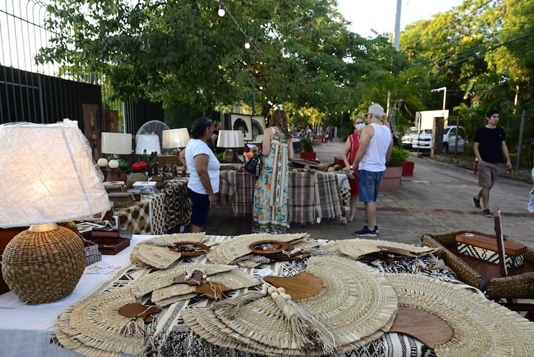 En la Peatonal del Club Náutico también la feria se caracteriza por sus exquisitos materiales cool de una artesanía más renovada y accesorios únicos. La artesanía indígena es el mayor atractivo.