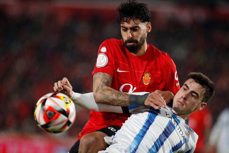 Samu Costa (i), del Mallorca, disputa el balón con Ander Barrenetxea, de la Real Sociedad.