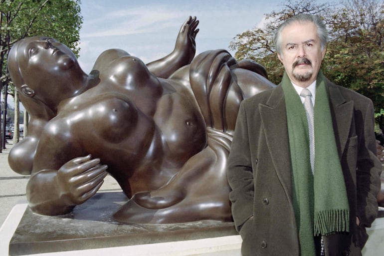 El escultor colombiano Fernando Botero posa frente a una de sus obras en el Champs Elysees de París.