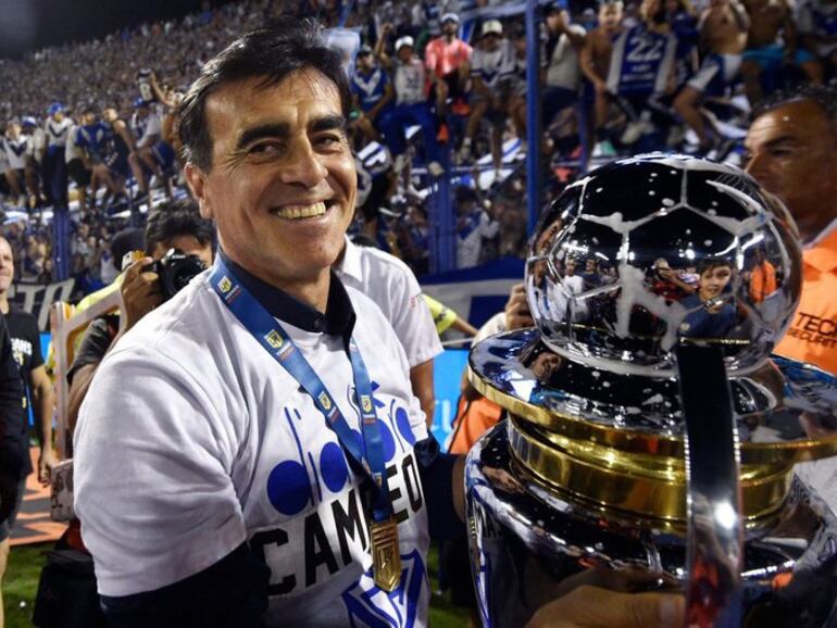 Gustavo Quinteros, con el trofeo de campeón.