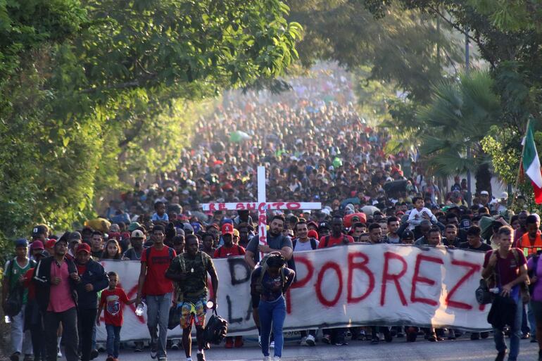 Migrantes salen en caravana hacia Estado Unidos, desde la ciudad de Tapachula en el estado de Chiapas (México). 