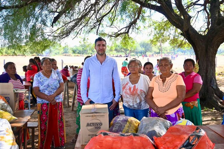 Embajador Ramin Navai en una de las visitas a los pueblos originarios.