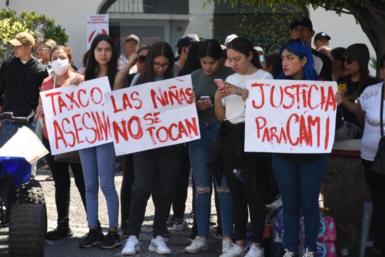 Vecinos se manifiestan exigiendo justicia para Camila, la nena de 8 años asesinada en México.