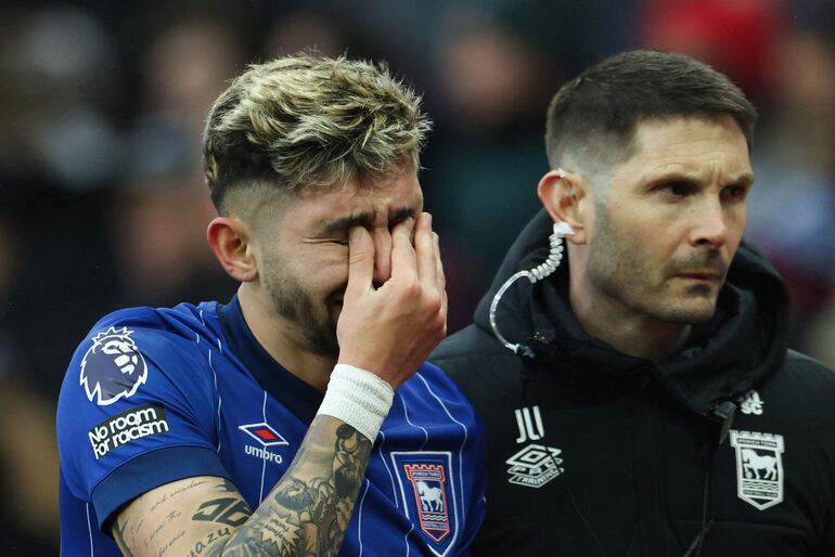 Ipswich Town's Paraguayan midfielder #09 Julio Enciso reacts in tears as he leaves the pitch following an injury during the English Premier League football match between Aston Villa and Ipswich Town at Villa Park in Birmingham, central England on February 15, 2025. (Photo by Darren Staples / AFP) / RESTRICTED TO EDITORIAL USE. No use with unauthorized audio, video, data, fixture lists, club/league logos or 'live' services. Online in-match use limited to 120 images. An additional 40 images may be used in extra time. No video emulation. Social media in-match use limited to 120 images. An additional 40 images may be used in extra time. No use in betting publications, games or single club/league/player publications. / 