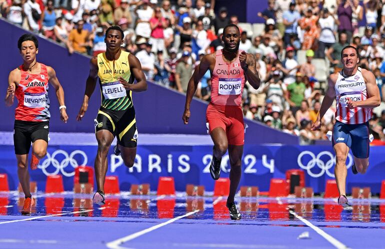 El paraguayo César Almirón (d) disputa el repechaje de los 200 metros llanos en los Juegos Olímpicos París 2024 en el Estadio de Francia, en París.