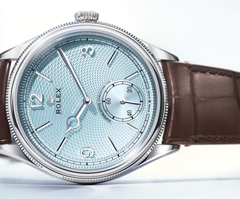 La esfera de este modelo Rolex es azul glaciar, brillante, guilloqueada,
motivo «grano de arroz». Los números 3, 9, 12 e índices facetados
en oro blanco de 18 quilates y las agujas en oro blanco de 18 quilates.