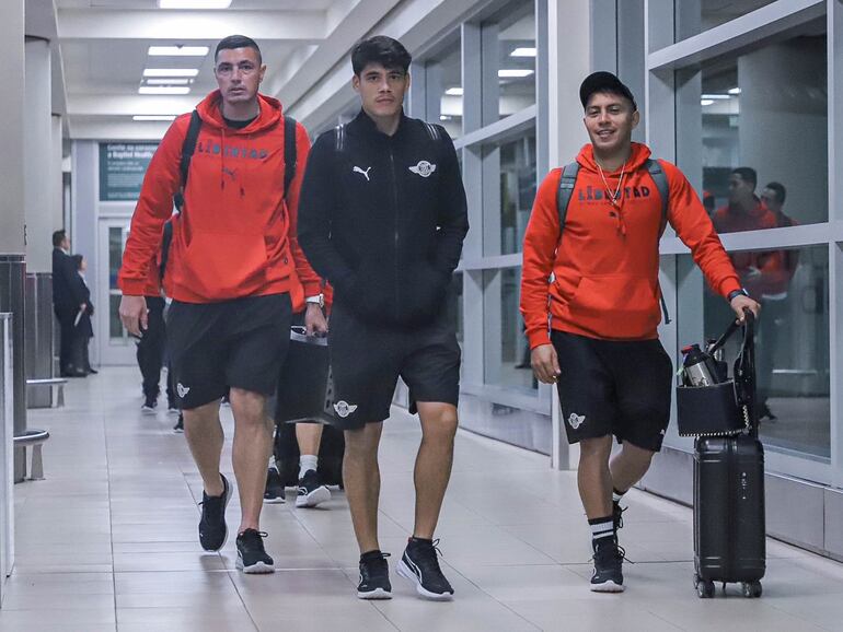 Óscar Cardozo (i), Lorenzo Melgarejo (c) y Ángel Lucena Cardozo en la llegada de Libertad en Quito, Ecuador, para disputar la revancha de los playoffs de la Copa Sudamericana 2024.