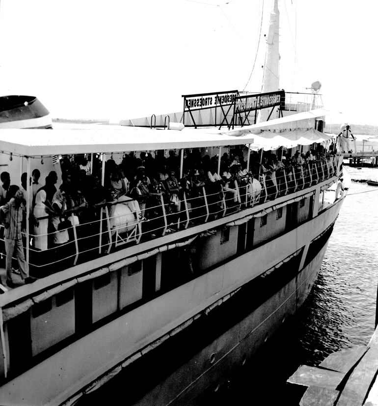 Turistas argentinos arribando al Puerto de Asunción en la motonave Alfredo Stroessner. Venían a pasar la Semana Santa en nuestro país.