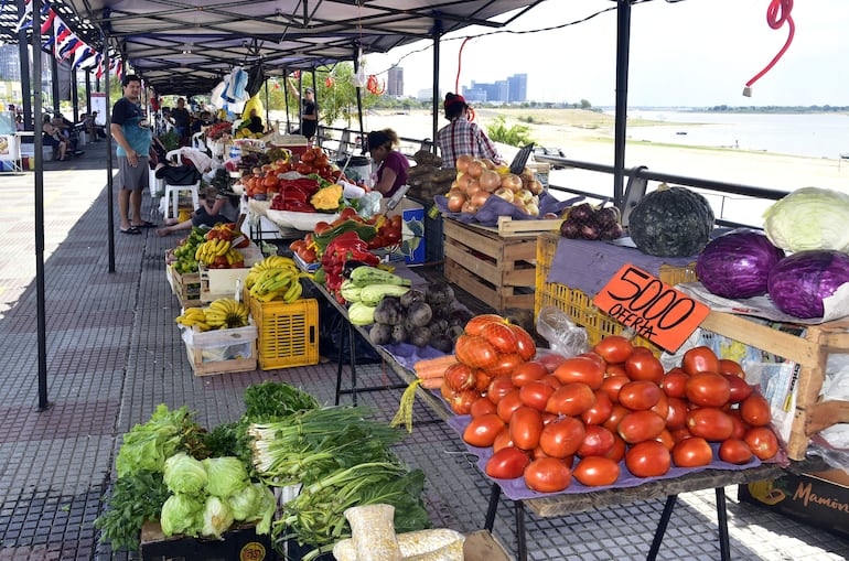 Frutas, verduras, ropas y otros productos fueron ofertados en la Costanera de Asunción, por vendedores del Mercado 4.