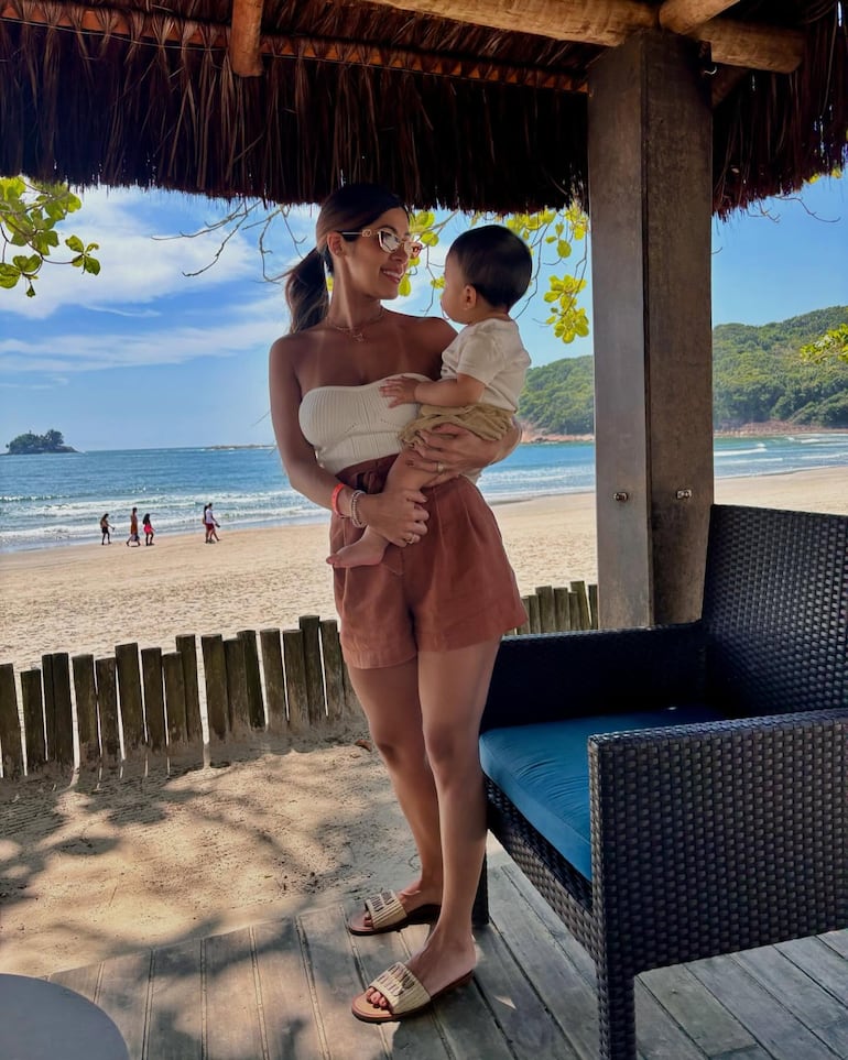 Mamá Gabriela Miskinich con Zadquiel en brazos. (Instagram/Gabriela Miskinich)