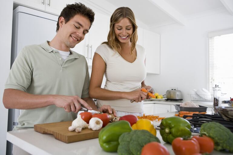 Pareja cocinando