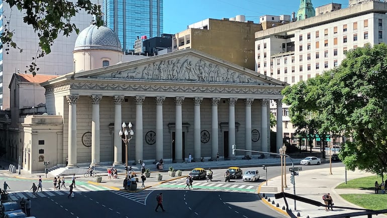 La Catedral Metropolitana de Buenos Aires es solo una de las imponentes iglesias que embellecen la ciudad argentina.