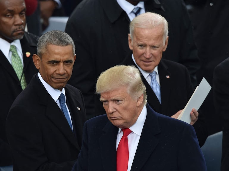 El ex presidente demócrata Barack Obama (i) junto al actual presidente Joe Biden (d) y el exmandatario republicano y candidato, Donald Trump (c).