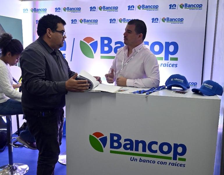 Bancop asesoró a los visitantes que llegaron a la Expo Feria Mi Vivienda Paraguay.