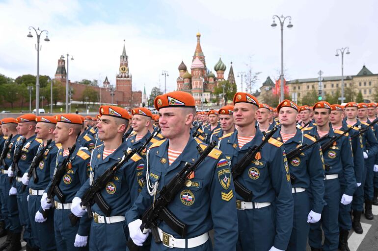 Cadetes del servicio de emergencia rusa, en la plaza Roja, durante el desfile por el Día de la Victoria sobre los nazis en la Segunda Guerra Mundial. 