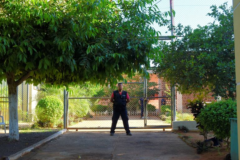 Uno de los agentes penitenciarios en el acceso principal a la correcional de menores de Villarrica.