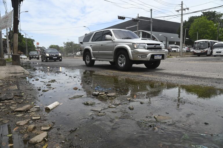 Agua perdida, agua de lluvia y aguas servidas. Todas juntas empeoran aún más las desastrosas obras.