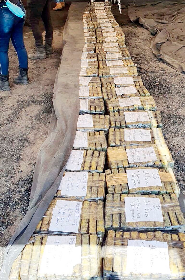 Los 500 panes de cocaína confiscados ayer pesaron 575 kilos, con lo que el récord llegó a 2.906 kilos.