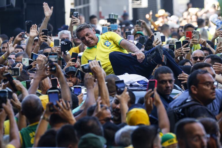 El expresidente brasileño Jair Bolsonaro participa en un acto multitudinario con simpatizantes en Río de Janeiro (Brasil).