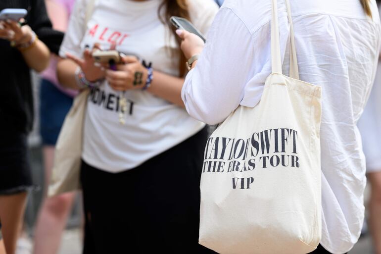 Imagen de fans llevando merchandising de la cantante Taylor Swift.