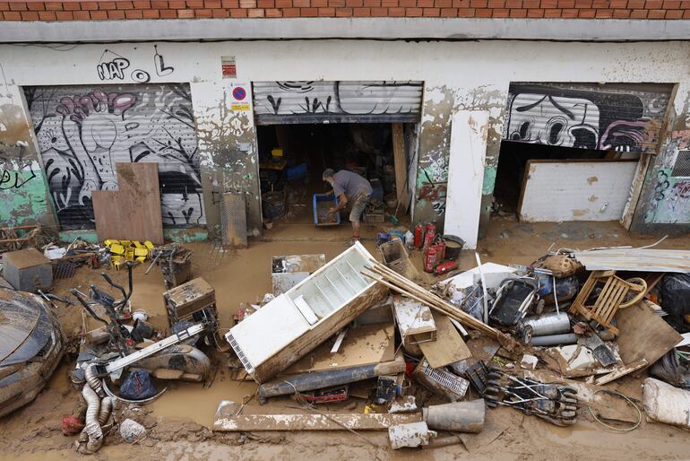 Vecinos continúan con los trabajos de limpieza en el municipio de Sedaví, este lunes, días después de las inundaciones.
