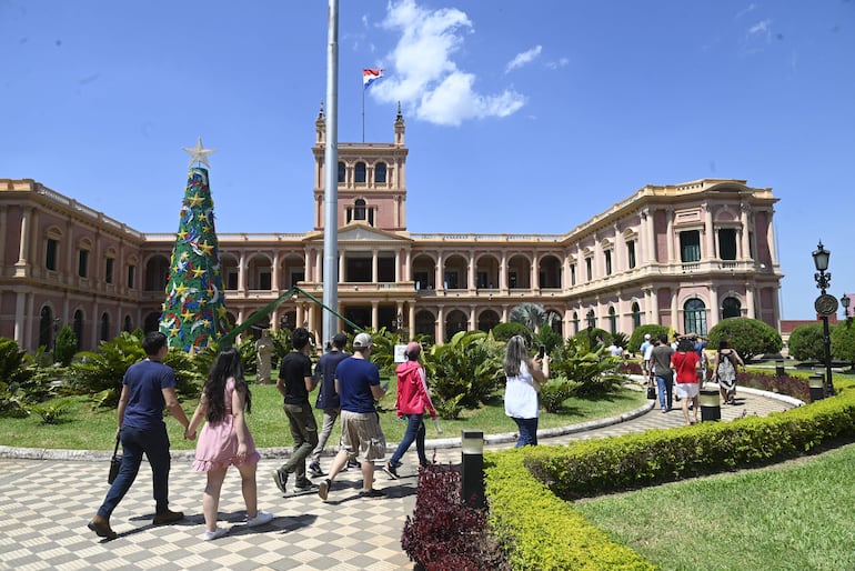 Miles de personas aprovecharon las visitas guiadas al Palacio de López. Pese al calor, algunos aguardaron hasta más de dos horas para ingresar al emblemático edificio.