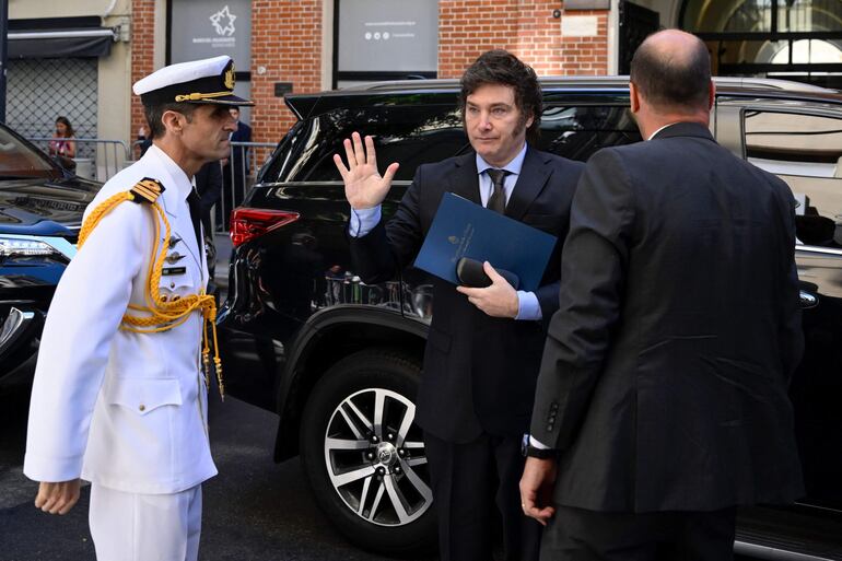 El presidente de Argentina, Javier Milei llega al Museo del Holocausto, en Buenos Aires, para participar de una conmemoración.