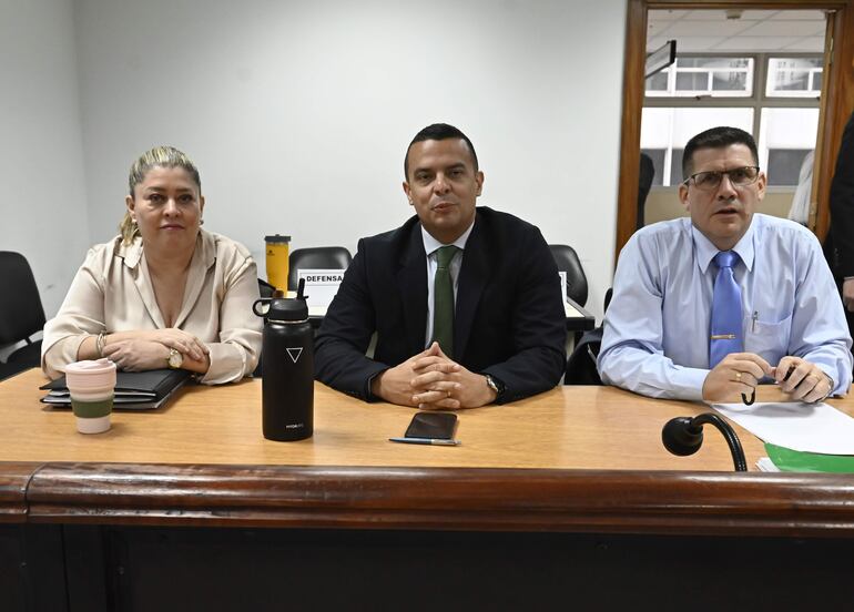 Los fiscales Alicia Sapriza, Alejandro Cardozo y Cristian Ortiz, en un receso del juicio oral y público.