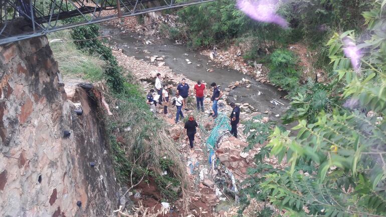 Hallan cuerpo envuelto en una alfombra en el cauce del arroyo Sosa de Lambaré.