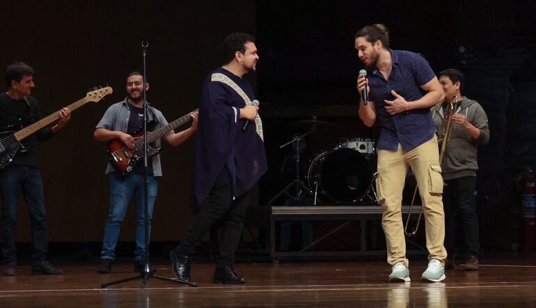 Varios de los músicos en pleno ensayo de cara al show.