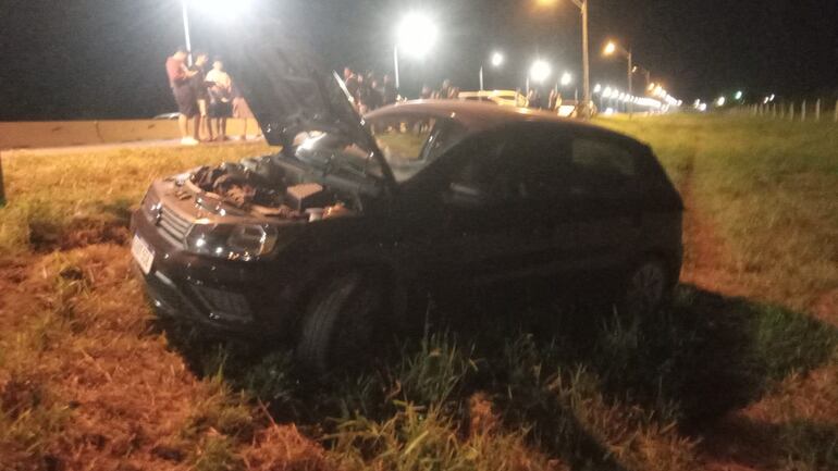 Automóvil Volkswagen que era conducido por un policía afectado por accidente.