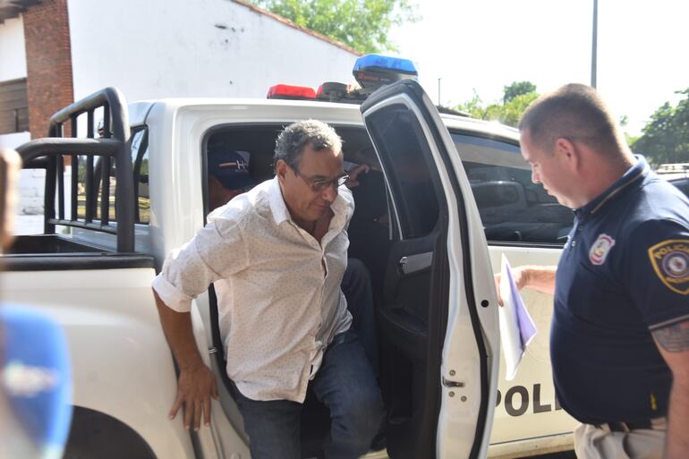 El exgobernador Hugo Javier desciende de una patrullera e ingresa a la Penitenciaría Nacional de Tacumbú.