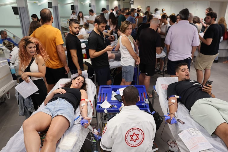 Israelíes donan sangre en un hospital de Tel Aviv, luego del ataque de cohetes disparados desde la Franja de Gaza. 