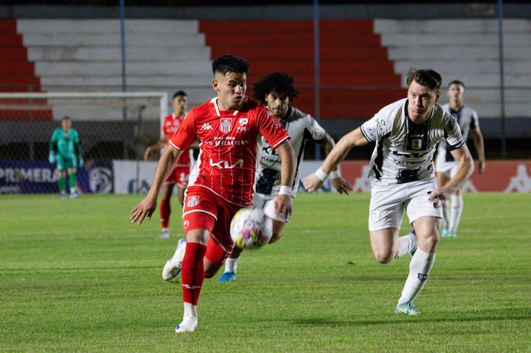 Teodoro Arce se lleva el balón ante la marca de Rodney Pedrozo