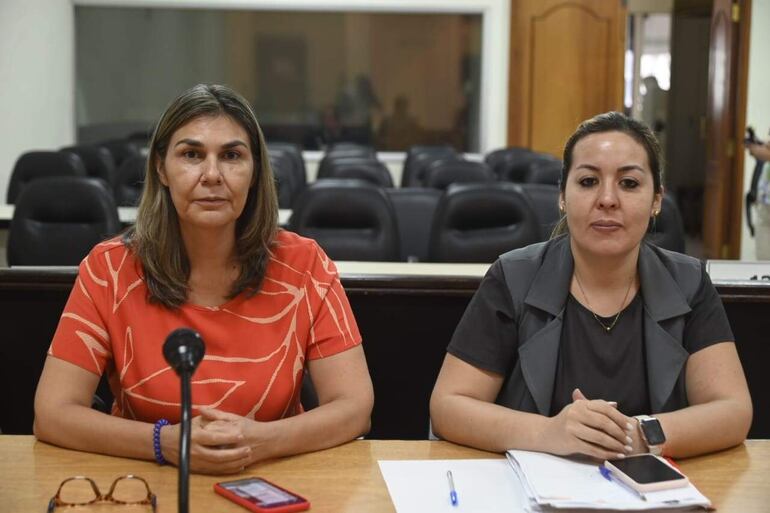 La fiscala Lorena Ledesma y su asistente Katerin López.