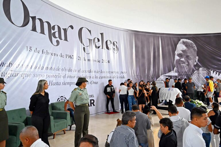 Una gigantografía con el rostro de Omar Geles también se desplegó en la biblioteca donde se lleva a cabo el velatorio.