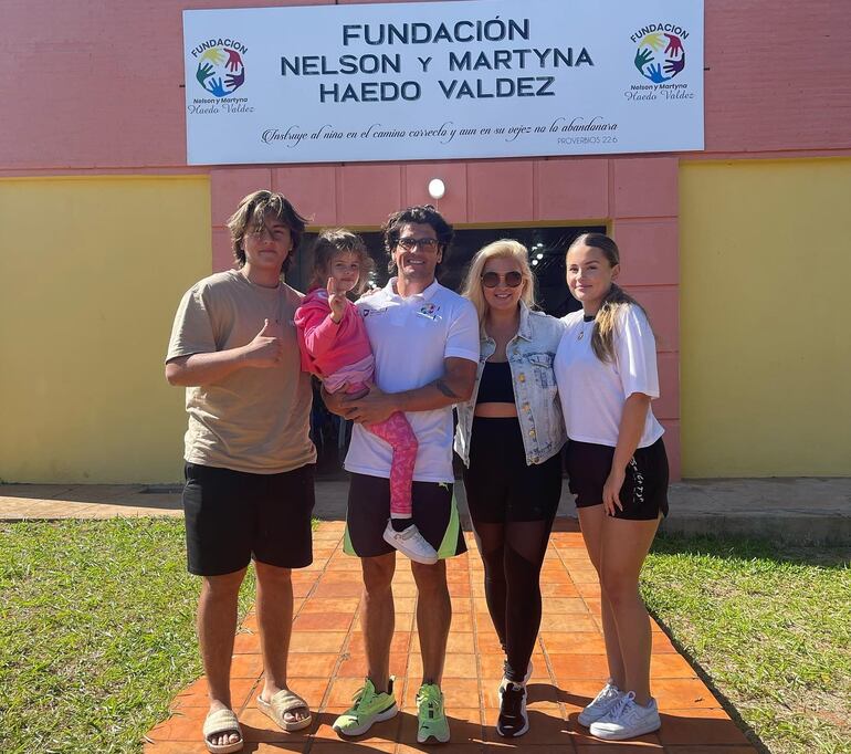 Nelson y Tynka Haedo Valdez con sus hijos Samuel, Noemí y Leonie visitaron su fundación en San Joaquín.