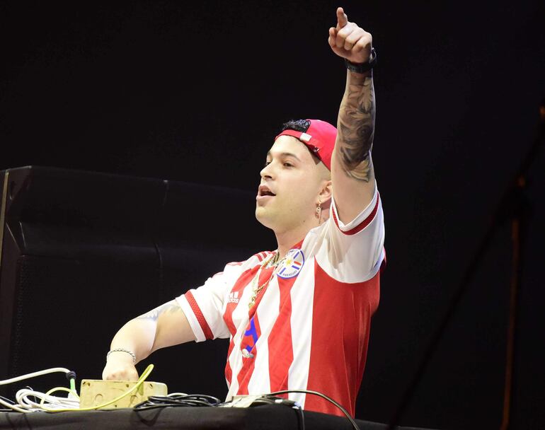 Con una camiseta de la albirroja, el DJ argentino Treekoo se hizo presente con cumbia villera y más en su set.