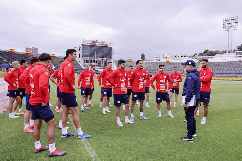 Previo al entrenamiento de ayer en el gramado del Atahualpa de Quito, la charla del preparador físicoa Sergio Chiarelli con los de la plantilla de la selección paraguaya que se apresta en Ecuador.