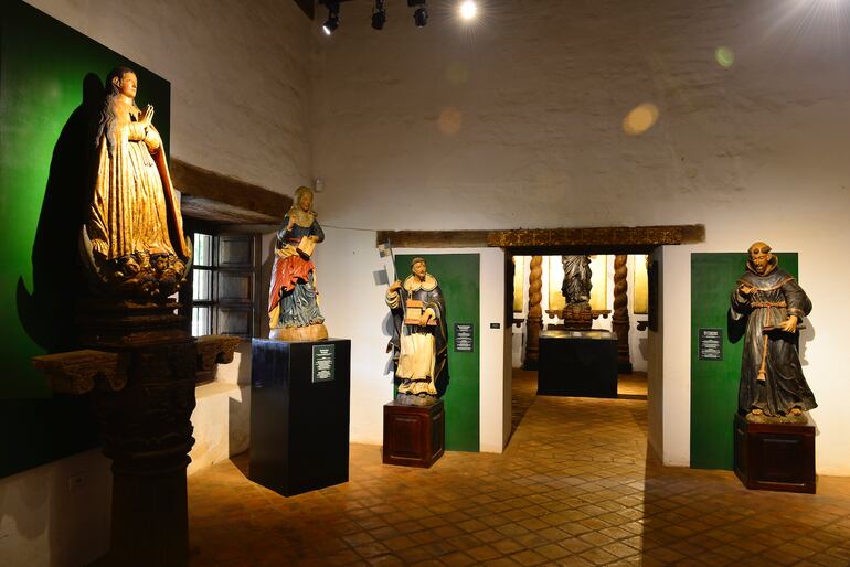 La imágenes tallados en madera por los Jesuitas que se encuentra en el Museo de San Ignacio, Misiones.