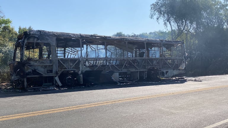 Así quedó el colectivo, de la Línea 242 de la empresa Ypacaraí Transporte S.A., que ardió en llamas al costado de la Ruta D023 que conecta Areguá con Ypacaraí.