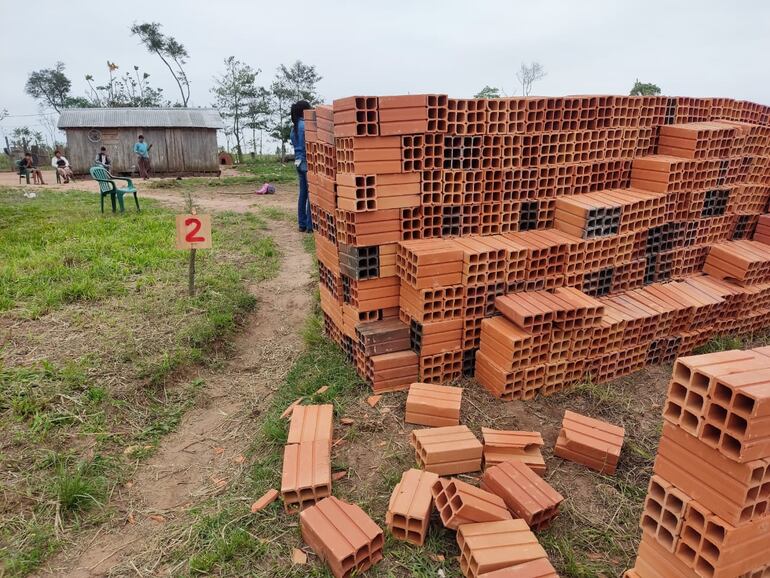 La construcción de viviendas dinamiza la economía, con la comercialización de materiales.