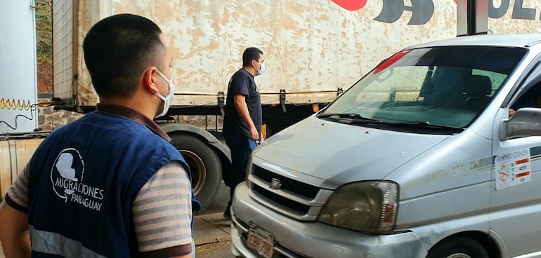 Dos funcionarios de Migraciones, durante los controles en la zona primaria del puente de la Amistad.